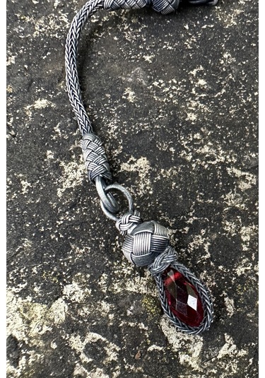 Zamansız Şıklık: Bordo Kristal Taşlı Oksitli Gümüş Kazaziye Tekli Tesbih Püskülü