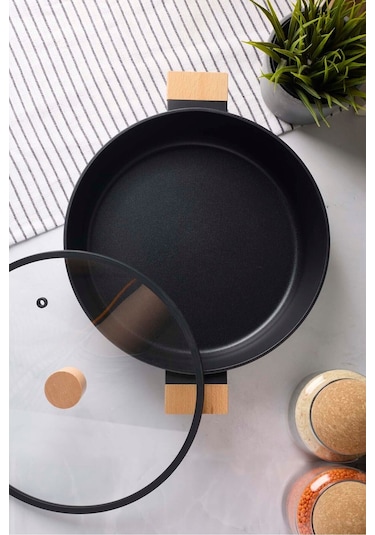 Cookwood Black İndüksiyon Tabanlı Ahşap Kulplu Kapaklı Seramik Basık Tencere 28 Cm Sıyah Siyah