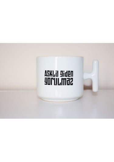 Aşkla Giden Yorulmaz Kelebek T Kulplu Seramik Beyaz Kupa Bardak Hediyelik Beyaz