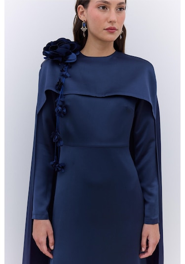 Manuka Pelerinli Çiçek Detaylı Abiye Elbise Gece Mavisi