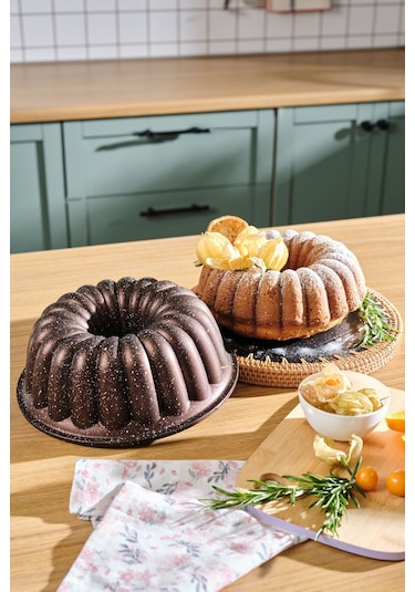 Karaca  Cake Pro Lina Kahverengi Döküm Kek Kalıbı 25,5 cm