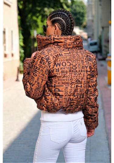 Kadın Kahverengi Yazılı Dik Yaka Su Geçirmez Kısa Şişme Mont