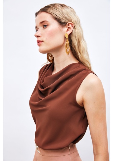 Sateen Degaje Yaka Kolsuz Bluz - Kahve