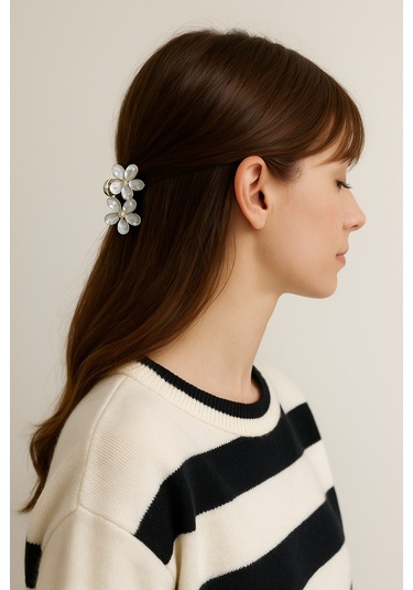 Gri Taşlı Çiçek Gümüş Detaylı Metal Mandal Toka 4 Cm Gri