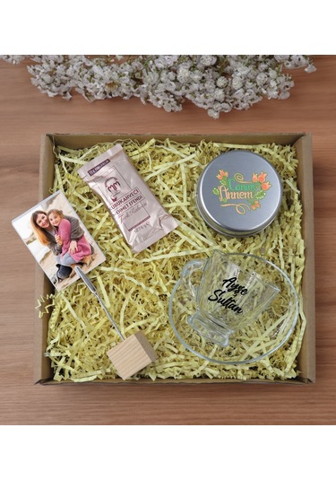 Bk Gift Kişiye Özel İsimli Cam Kahve Fincanı & Türk Kahvesi & Ahşap Fotoğraf Tutucu & Gümüş Metal Kutuda Kokulu Mum Hediye Seti-4, Anneye Hediye, Anne