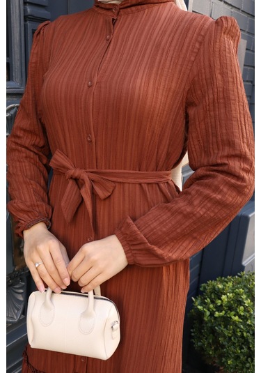 Kadın Kahve Boydan Düğmeli Eteği Piliseli Kuşaklı Lara Keten Uzun Tesettür Elbise Kahve