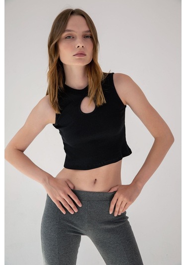 Siyah Yaka Detaylı Fitilli Crop Örme Bluz Siyah