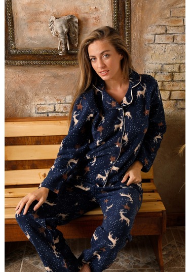 Kışlık Yılbaşı Desenli Kadın Gömlek Polar Pijama Takımı- Geyikli Yılbaşı Pijaması Lacivert