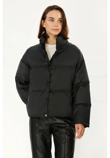 İçi Astarlı Su Ve Rüzgar Geçirmez Cepli Dik Yaka Kadın Mont Siyah
