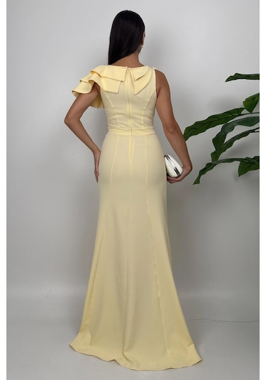 Delvira Drapeli Tek Omuz Çiçek Detaylı Uzun Sarı Abiye Elbise Sarı