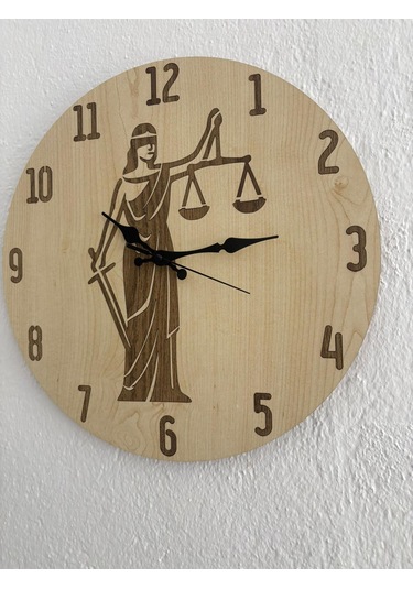 Pelince - Justitia Adalet Terazisi - Ahşap Duvar Avukat Saati Kişiselleştirilebilir - Açık Ahşap - 40 Cm Ahşap