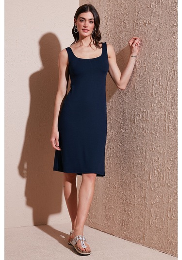 Lela Streç Slim Fit Kare Yaka Kalın Askılı Midi Boy Bayan Elbise 5866102 Lacivert