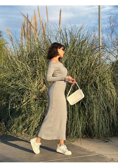 Biçomi Madonna Yaka Uzun Elbise Şardonlu Kumaş Gri W3753 Gri Biçomi Madonna Yaka Uzun Elbise Şardonlu Kumaş Gri W3753 Gri