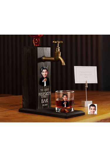 BK Gift Kabartmalı Karikatür Figürlü Musluklu Siyah Ahşap İçki Standı ve Viski Bardağı Hediye Seti, Arkadaşa Hediye, Sevgiliye Hediye-3