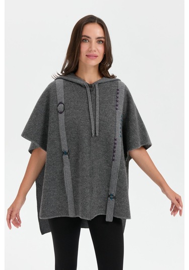 Kadın Kapüşonlu Önü Keçe İşlemeli Fermuarlı Yün Panço Füme Füme