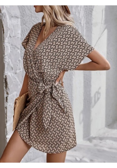 Kadın Kısa Yarasa Kollu Önden Kruvaze Yaka Detaylı Önden Bağlamalı Desenli Süprem Elbise Desenli Kadın Kısa Yarasa Kollu Önden Kruvaze Yaka Detaylı Önden Bağlamalı Desenli Süprem Elbise Desenli