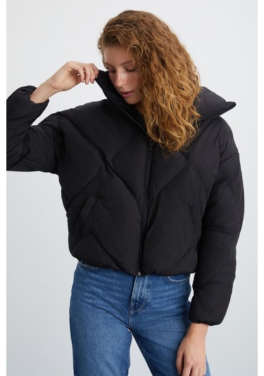 Manon  Kadın Dik Yaka Kapitone Desenli Orta Kalınlıkta Rüzgar Geçirmez Şişme Dış Giyim Siyah Mont