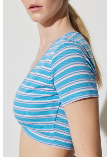 Regular Fit Normal Kesim V Yaka Çizgili Crop Bluz W231671400