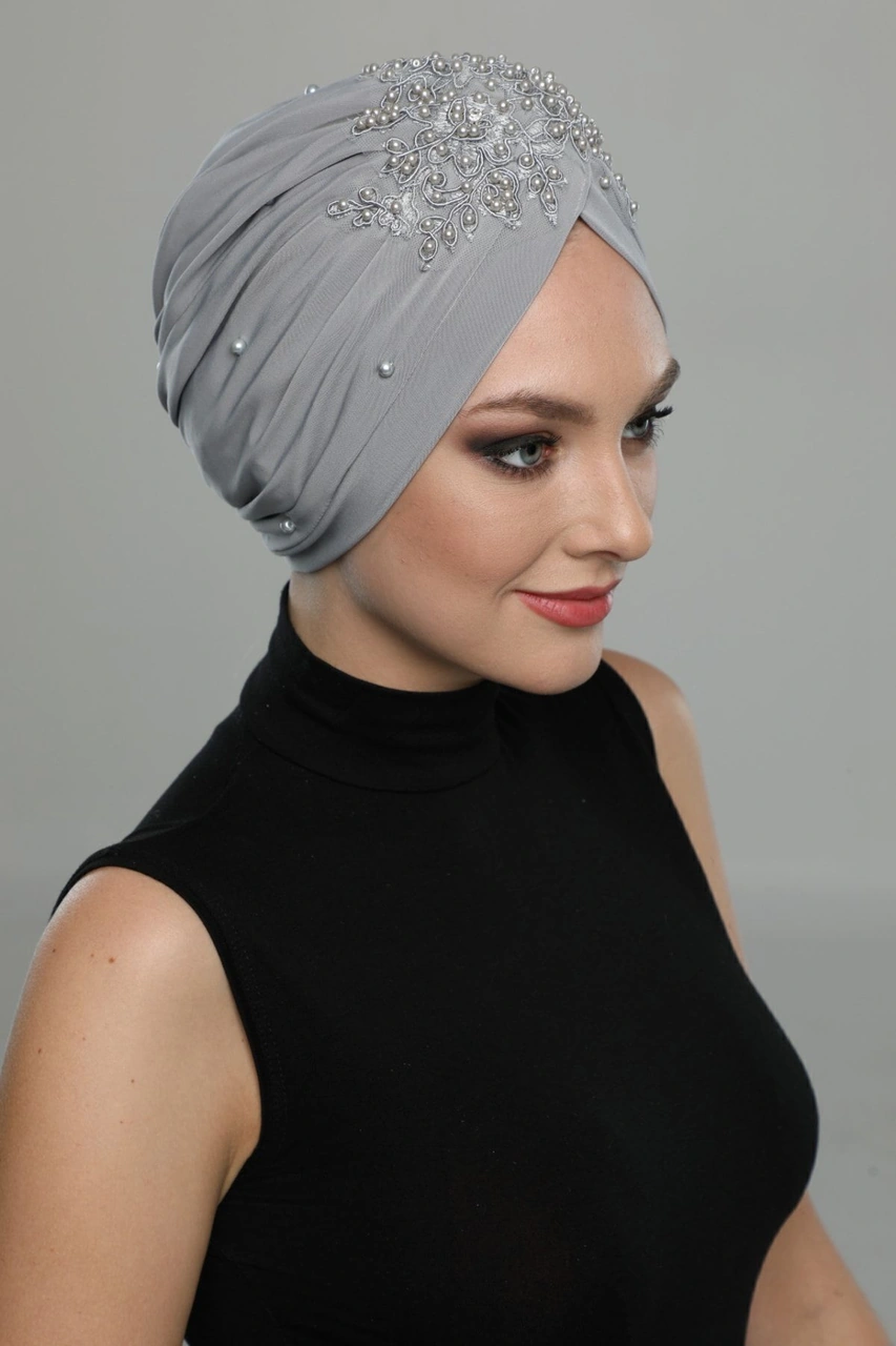 Kopma Motifli Astarlı Işlemeli Açık Gri Dantelli Hazır Türban Tesettür Abiye Bone Açık Gri Dantel