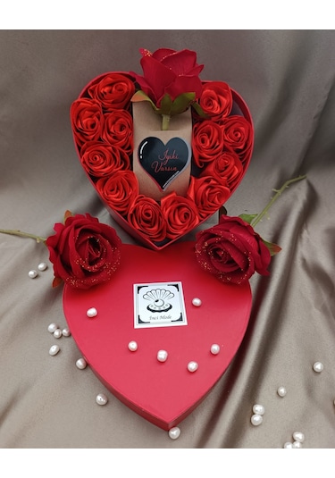 İnci Mode İyiki Varsın 12+1 Çiçekli Kalpli Kutu Hediyelik Çiçek Kutusu Kırmızı
