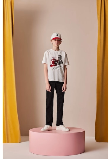 DeFacto Erkek Çocuk Bisiklet Yaka Atatürk Baskılı Kısa Kollu Tişört E0812A825SMWT34