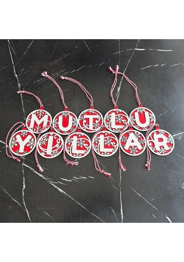 11 Harfli Kırmızı Beyaz İpli Mutlu Yıllar Yazılı Ahşap Yılbaşı Ağaç Süsü 5365