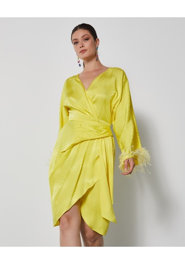 Saten Dokulu Tüy Detaylı Kruvaze Elbise Kuşaklı Ve Drapeli Özel Tasarım Sarı