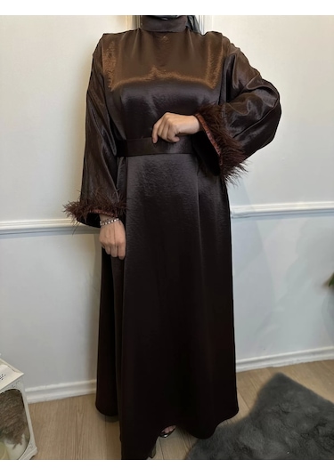 KAHVERENGİ KOL UCU TÜYLÜ ELBİSE Kahverengi