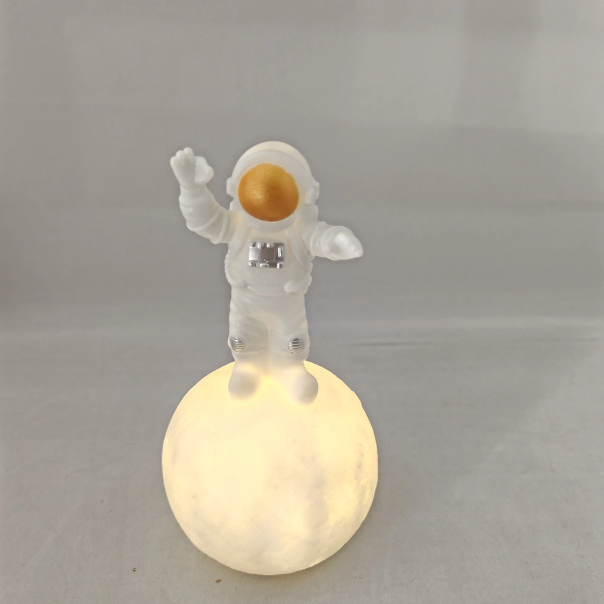 Astronot Şekilli Gece Ve Masa Lambası Krem