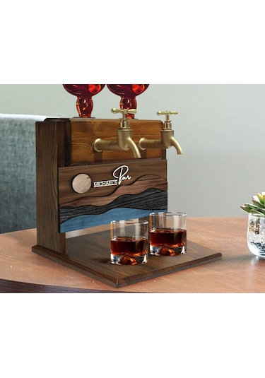 Bk Gift Kişiye Özel Kabartma Manzara Tasarımlı İsimli Çift Musluklu Doğal Ahşap İçki Standı-1, İçki Standı, Doğum Günü Hediyesi, Ev Hediyesi Bitmeyen1