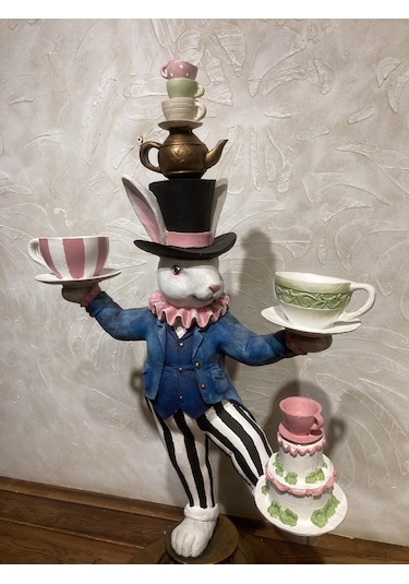 Tavşan Alice Harikalar Diyarında Fincan Tutan