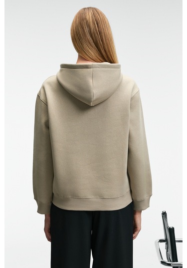 LIORAEN Kadın Baskılı Relaxed Kanguru Cepli Kapüşonlu Taş Rengi Sweatshirt