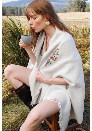 Kadın Yakası İşlemeli Koldan Geçmeli Büyük Yün Panço Kemik Kemik