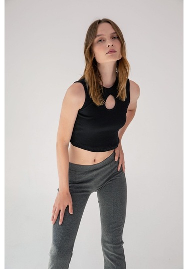 Siyah Yaka Detaylı Fitilli Crop Örme Bluz Siyah