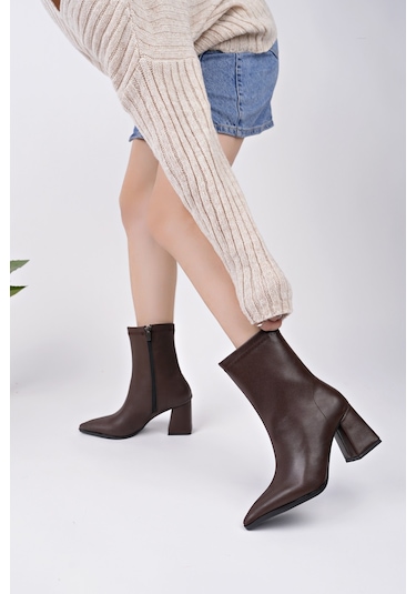 Muggo Codi Sivri Burun Kalın Topuklu Fermuarlı Kadın Bot Kahverengi
