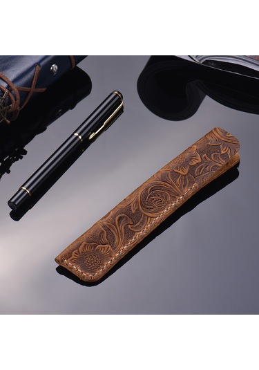 Kangvka Tam Deri Kalem Kılıfı - Elden Dikilmiş, 16x3cm Kahverengi Ornamentli, Kalem Koruyucu Örtü 2.0-2.2mm Deri Kalınlığı Çok Renkli