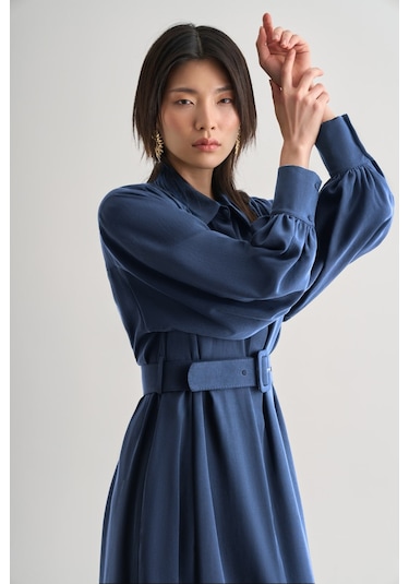 Mizalle Tencel Dokulu Pile Detaylı Kemerli Maksi İndigo Mavi Elbise Indigo