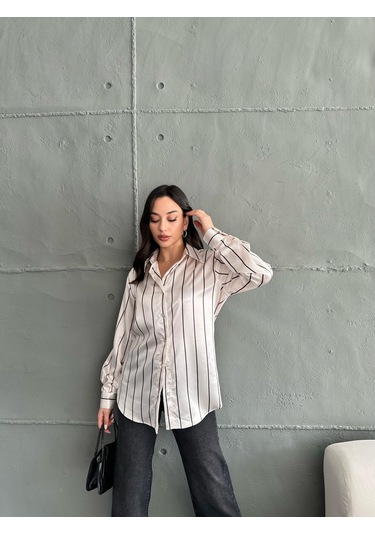 Kadın Oversize Ekru Renk Siyah İnce Çizgili Detaylı Saten Gömlek-siyah Siyah