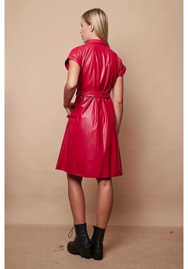 Kadın Hafif Likralı Ekolojik Deri Yakalı Düşük Omuzlu Yan Cepli Düğmeli Diz Boy Elbise-kırmızı Kırmızı