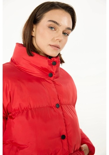 İçi Astarlı Su Ve Rüzgar Geçirmez Cepli Dik Yaka Kadın Mont Kırmızı