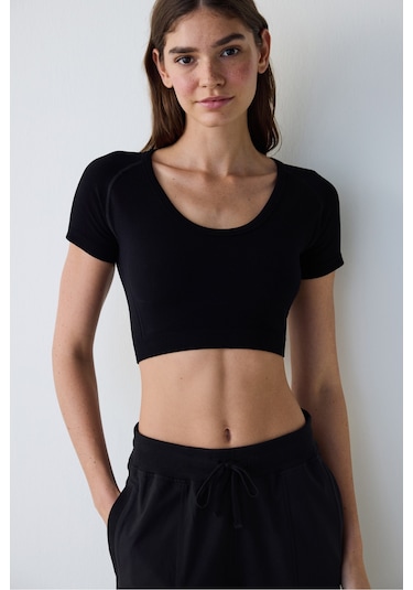 Penti Siyah Dikişsiz Slim Fit Kısa Kollu Crop Spor Üst