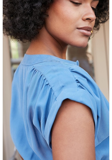 Kadın Yumuşak Dokulu İpeksi Modal Kumaş Hakim Yaka Beli Lastikli Önü Düğmeli Diz Altı Elbise-indigo Indigo