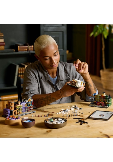 LEGO® Harry Potter™ Diagon Yolu Büyücü Mağazaları 76444 - Yetişkinler için Koleksiyonluk Yaratıcı Sergileme Modeli Yapım Seti (2750 Parça)