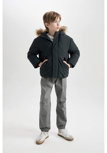 DeFacto Erkek Çocuk Çıkarılabilir Suni Kürk Yaka Kapüşonlu Fermuarlı Çıtçıt Kapamalı Cepli Mont C5975A824WNGN1214