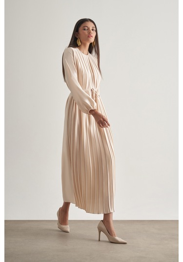 Mizalle Saten Dokulu İnce Piliseli Ekru Maksi Elbise Ekru