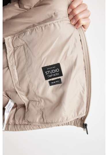 DeFacto Su İtici Şişme Mont Slim Fit Dar Kesim Kapüşonlu Fermuarlı Cepli D1185AX24WNBG106 DeFacto Su İtici Şişme Mont Slim Fit Dar Kesim Kapüşonlu Fermuarlı Cepli D1185AX24WNBG106