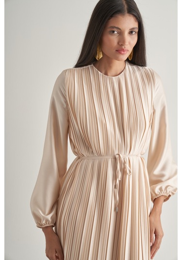 Mizalle Saten Dokulu İnce Piliseli Ekru Maksi Elbise Ekru