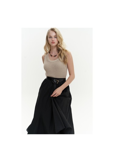 Amaya Bilek Hizasında Pileli Siyah Etek Siyah