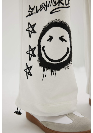 Defacto Coool SmileyWorld Wide Leg Geniş Bol Paça Cepli Ayarlanabilir Lastikli Eşofman Altı C5510AX24SPWT32 Beyaz Defacto Coool SmileyWorld Wide Leg Geniş Bol Paça Cepli Ayarlanabilir Lastikli Eşofman Altı C5510AX24SPWT32 Beyaz