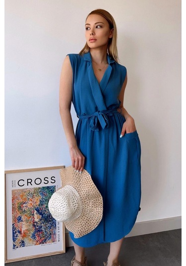 Kadın İndigo Kalın Askılı, Kruvaze Yaka, Düz Desen, Aerobin Yırtmaçlı, Kemerli Midi Elbise Indigo